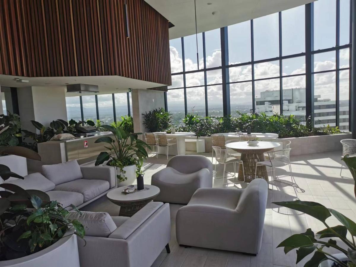 2 Bedroom Luxurious Family Apartment Next To Pacific Fair - Broadbeach Gold Coast Gc22 Buitenkant foto